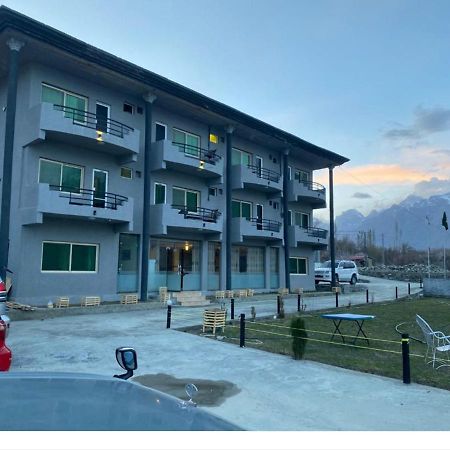 Eat And Read Hotel Скарду Екстер'єр фото