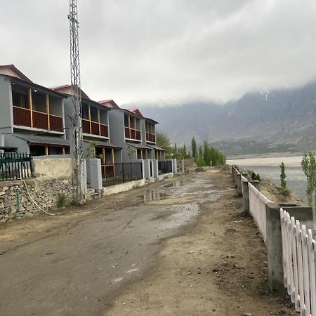 Eat And Read Hotel Скарду Екстер'єр фото