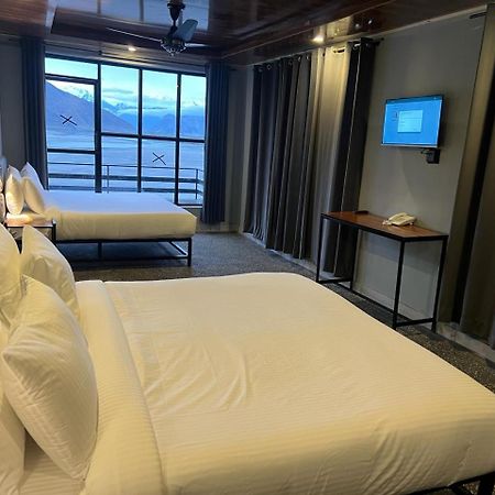 Eat And Read Hotel Скарду Екстер'єр фото