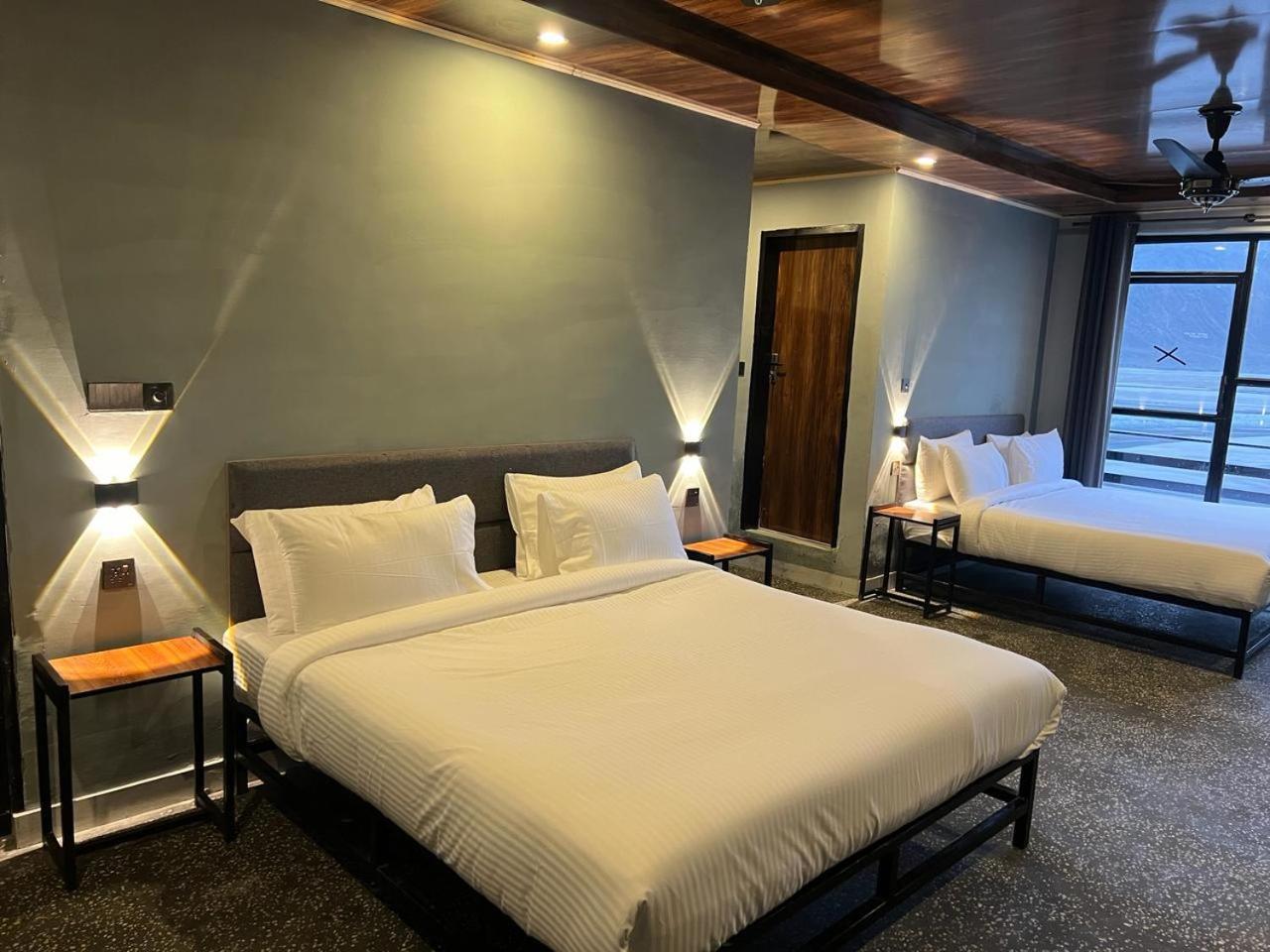 Eat And Read Hotel Скарду Номер фото