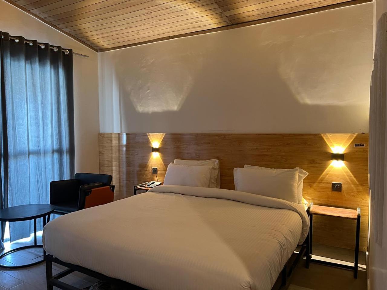 Eat And Read Hotel Скарду Екстер'єр фото