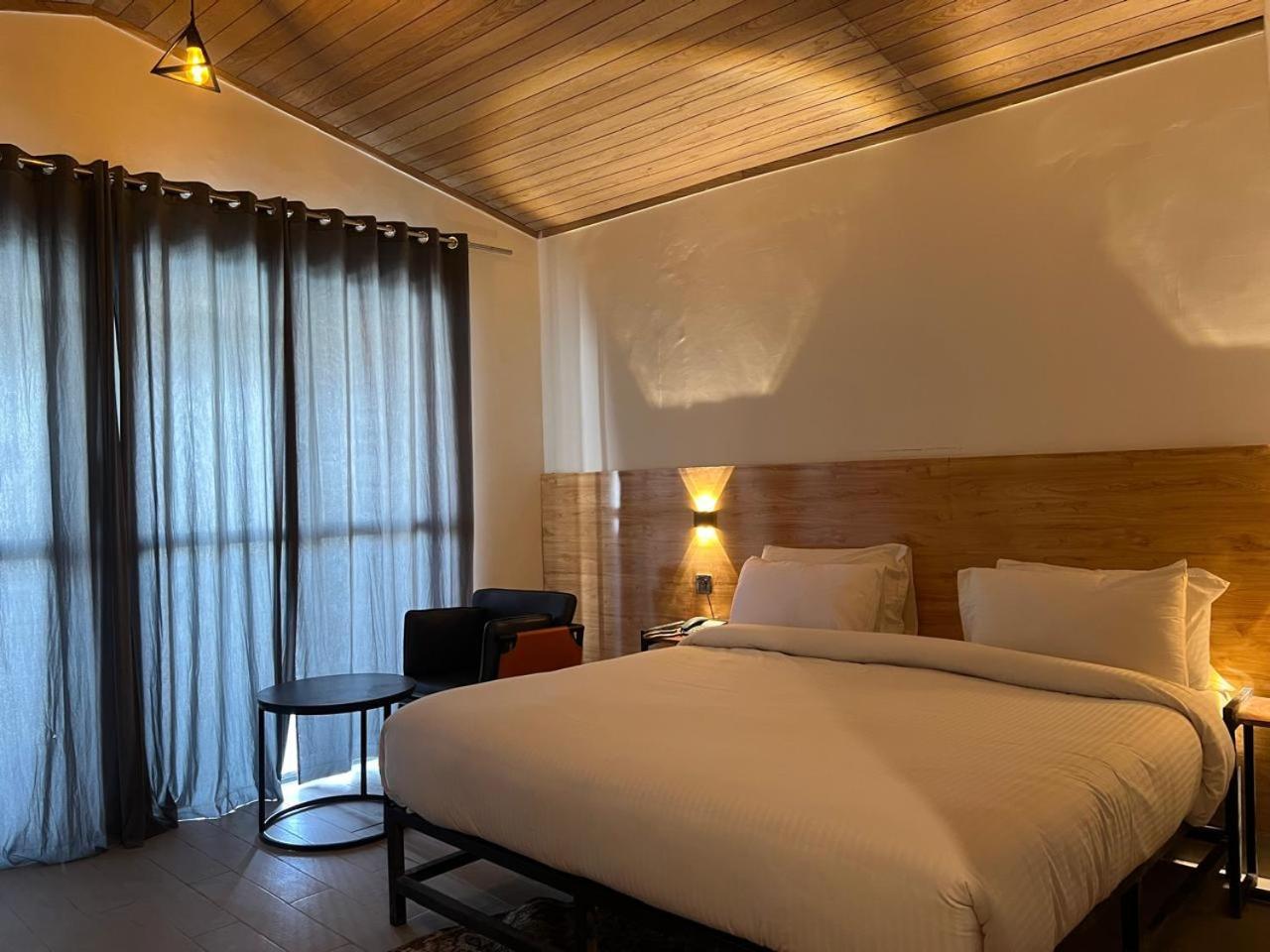 Eat And Read Hotel Скарду Екстер'єр фото